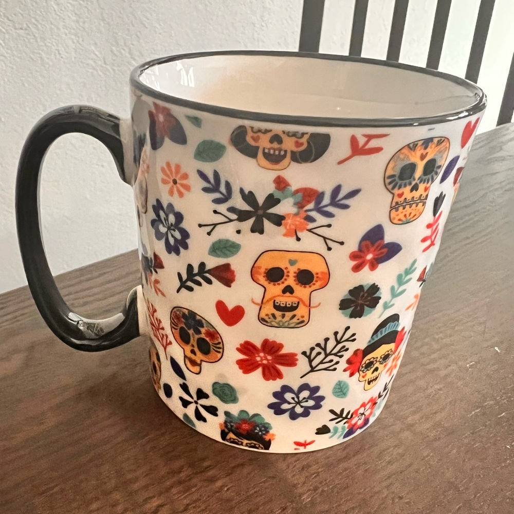 10 Strawberry St. Ceramic Mug
BELLA HELLO AUTUMN
14 ozHalloweenSkulls